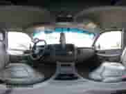 2002 Chevrolet Silverado 2500HD LS z VIN 1GCHK29132E156611, wystawiony jako IAAI lot #42227369 z przebiegiem 342 075 mil mil oraz . Historia ofert i sprzedaży dostępna na DreamBid. Obrazek 20.