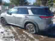 2022 Nissan Pathfinder SV z VIN 5N1DR3BCXNC246149, wystawiony jako IAAI lot #41394899 z przebiegiem 44 431 mil mil oraz . Historia ofert i sprzedaży dostępna na DreamBid. Obrazek 3.