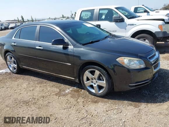 2012 Chevrolet Malibu 3LT z VIN 1G1ZF5E70CF180213, wystawiony jako IAAI lot #43407177 z przebiegiem 146 047 mil mil oraz . Historia ofert i sprzedaży dostępna na DreamBid. Obrazek 1.