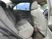 2005 Toyota Camry STD z VIN 4T1BE32K55U503688, wystawiony jako Copart lot #80491165 z przebiegiem 304 763 mil mil oraz Czysty tytuł • Clean title. Historia ofert i sprzedaży dostępna na DreamBid. Obrazek 10.