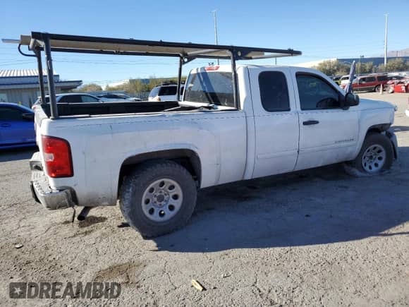 2010 Chevrolet Silverado 1500 with VIN 1GCSCPEA1AZ102995, listed as a Copart auction lot 84243305 with 280,730 mi miles and Salvage title. Bid and sale history available at DreamBid. Image 3.