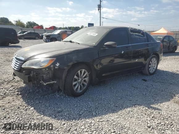 2013 Chrysler 200 Touring z VIN 1C3CCBBG1DN659423, wystawiony jako Copart lot #72021545 z przebiegiem Nie podano mil oraz Szkoda całkowita • Salvage title. Historia ofert i sprzedaży dostępna na DreamBid. Obrazek 1.