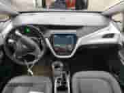 2017 Chevrolet Bolt EV Premier z VIN 1G1FX6S04H4129717, wystawiony jako Copart lot #41192483 z przebiegiem 57 229 mil mil oraz . Historia ofert i sprzedaży dostępna na DreamBid. Obrazek 8.