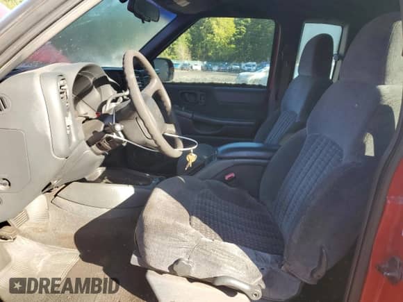 1999 Chevrolet S-10 LS z VIN 1GCCS19X3X8138978, wystawiony jako Copart lot #86190745 z przebiegiem 139 343 mil mil oraz Czysty tytuł • Clean title. Historia ofert i sprzedaży dostępna na DreamBid. Obrazek 7.