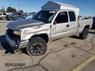 2005 Chevrolet Silverado 2500HD LS с VIN 1GCHK29U75E168145, выставлен на аукционе Copart как лот 45995135 с пробегом Не указан миль и Списание • Salvage title. История ставок и продаж доступна на DreamBid. Изображение 1.