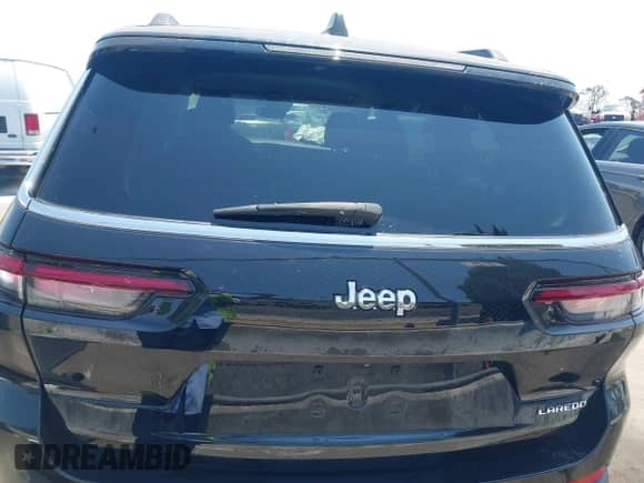 2023 Jeep Grand Cherokee Laredo z VIN 1C4RJJAG2P8869104, wystawiony jako IAAI lot #42766058 z przebiegiem 17 640 mil mil oraz . Historia ofert i sprzedaży dostępna na DreamBid. Obrazek 16.