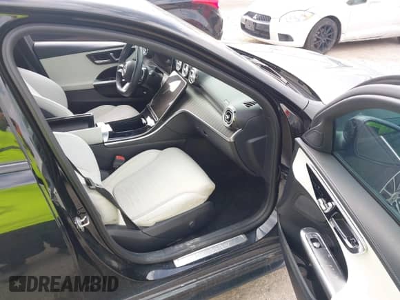 2023 Mercedes-Benz C 300 z VIN W1KAF4GB7PR097128, wystawiony jako IAAI lot #42586565 z przebiegiem Nie podano mil oraz . Historia ofert i sprzedaży dostępna na DreamBid. Obrazek 5.