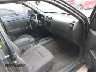 2006 Chevrolet Colorado Work Truck z VIN 1GCDT196568188031, wystawiony jako IAAI lot #43391548 z przebiegiem 140 328 mil mil oraz . Historia ofert i sprzedaży dostępna na DreamBid. Obrazek 5.