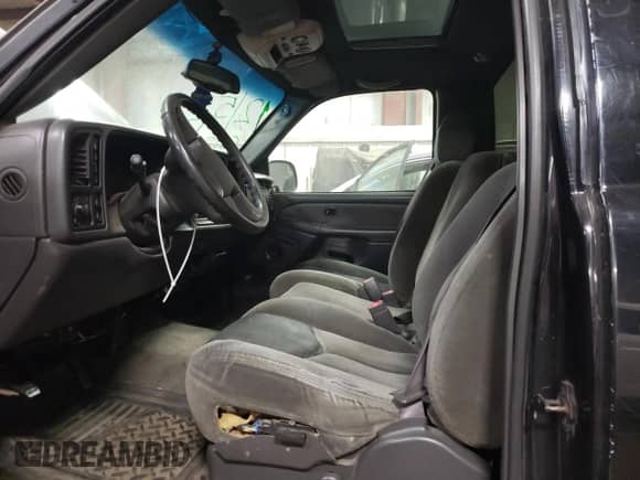 2003 Chevrolet Silverado 1500 LS z VIN 1GCEK14T93Z187281, wystawiony jako Copart lot #84261304 z przebiegiem 176 871 mil mil oraz Szkoda całkowita • Salvage title. Historia ofert i sprzedaży dostępna na DreamBid. Obrazek 7.