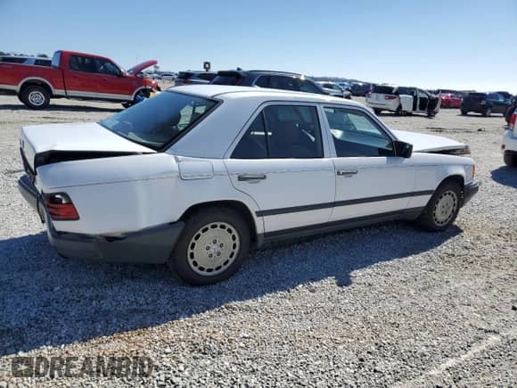 1986 Mercedes-Benz 300 E z VIN WDBEA30D8GA126892, wystawiony jako Copart lot #45038935 z przebiegiem 123 904 mil mil oraz Szkoda całkowita • Salvage title. Historia ofert i sprzedaży dostępna na DreamBid. Obrazek 3.