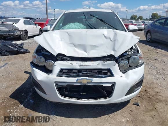 2015 Chevrolet Sonic LS z VIN 1G1JA6SG7F4184782, wystawiony jako IAAI lot #43113592 z przebiegiem 98 892 mil mil oraz . Historia ofert i sprzedaży dostępna na DreamBid. Obrazek 12.