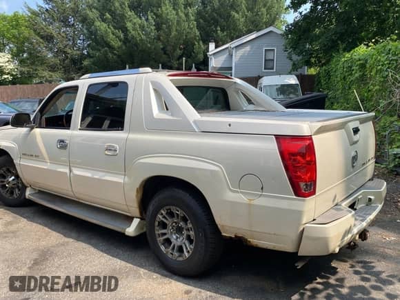 2004 Cadillac Escalade EXT with VIN 3GYEK62N94G182224, listed as a Copart auction lot 60896725 with 295,373 mi miles and Clean title. Bid and sale history available at DreamBid. Image 3.