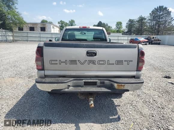 2004 Chevrolet Silverado 1500 LS z VIN 1GCEK14T64E276928, wystawiony jako Copart lot #62208835 z przebiegiem 119 235 mil mil oraz Czysty tytuł • Clean title. Historia ofert i sprzedaży dostępna na DreamBid. Obrazek 6.