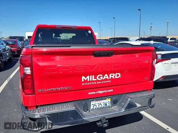 2024 Chevrolet Silverado 1500 LT z VIN 1GCRDDEK1RZ155405, wystawiony jako IAAI lot #43540237 z przebiegiem 50 431 mil mil oraz . Historia ofert i sprzedaży dostępna na DreamBid. Obrazek 18.