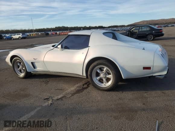 1977 Chevrolet Corvette z VIN 1237L5446940, wystawiony jako Copart lot #42461375 z przebiegiem 47 599 mil mil oraz Szkoda całkowita • Salvage title. Historia ofert i sprzedaży dostępna na DreamBid. Obrazek 2.