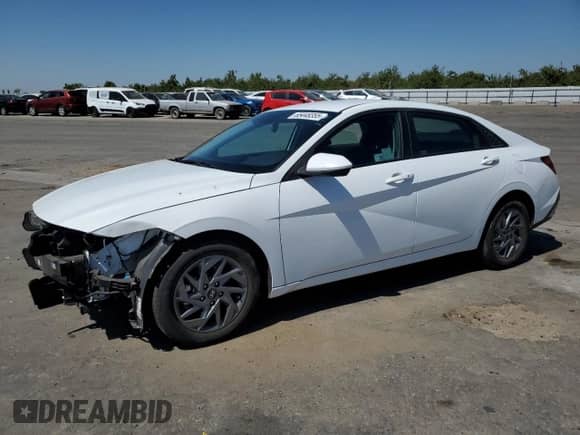 2025 Hyundai Elantra Blue z VIN KMHLM4DJ3SU140336, wystawiony jako Copart lot #65448355 z przebiegiem 7 093 mil mil oraz Szkoda całkowita • Salvage title. Historia ofert i sprzedaży dostępna na DreamBid. Obrazek 1.