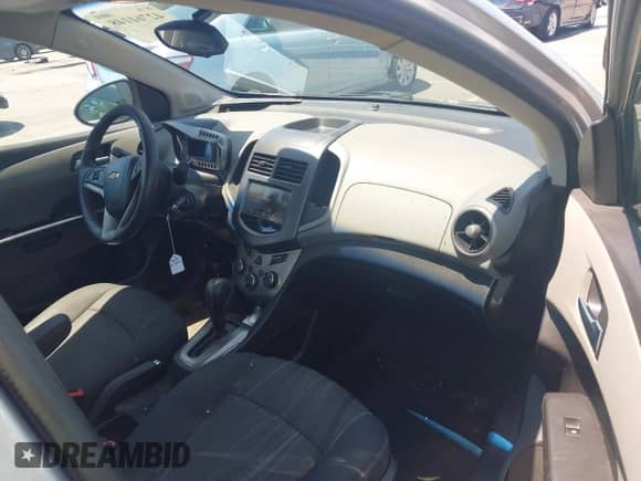2013 Chevrolet Sonic LT z VIN 1G1JC5SHXD4105177, wystawiony jako IAAI lot #42761148 z przebiegiem 115 134 mil mil oraz . Historia ofert i sprzedaży dostępna na DreamBid. Obrazek 5.