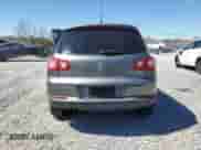 2011 Volkswagen Tiguan SE z VIN WVGAV7AX5BW535864, wystawiony jako Copart lot #49788565 z przebiegiem 175 298 mil mil oraz Czysty tytuł • Clean title. Historia ofert i sprzedaży dostępna na DreamBid. Obrazek 6.