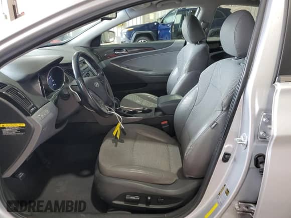 2014 Hyundai Sonata SE z VIN 5NPEC4AC2EH895059, wystawiony jako Copart lot #69556305 z przebiegiem 139 283 mil mil oraz Szkoda całkowita • Salvage title. Historia ofert i sprzedaży dostępna na DreamBid. Obrazek 7.