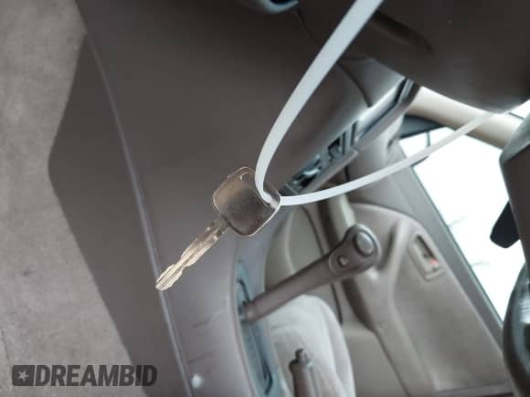 1997 Toyota Camry LE z VIN 4T1BF22K8VU005878, wystawiony jako IAAI lot #42447380 z przebiegiem 180 256 mil mil oraz . Historia ofert i sprzedaży dostępna na DreamBid. Obrazek 11.