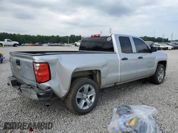 2018 Chevrolet Silverado 1500 Custom z VIN 1GCRCPEH5JZ103336, wystawiony jako Copart lot #59181545 z przebiegiem 150 385 mil mil oraz Szkoda całkowita • Salvage title. Historia ofert i sprzedaży dostępna na DreamBid. Obrazek 3.