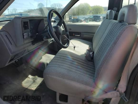 1993 GMC Sierra 1500 z VIN 1GTEC14Z0PZ540918, wystawiony jako Copart lot #50175545 z przebiegiem 140 012 mil mil oraz Szkoda całkowita • Salvage title. Historia ofert i sprzedaży dostępna na DreamBid. Obrazek 7.