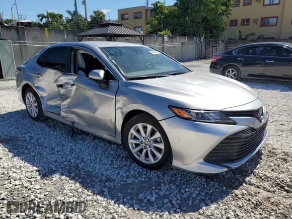 2020 Toyota Camry LE z VIN 4T1C11AKXLU998943, wystawiony jako Copart lot #85924055 z przebiegiem 20 948 mil mil oraz Szkoda całkowita • Salvage title. Historia ofert i sprzedaży dostępna na DreamBid. Obrazek 4.