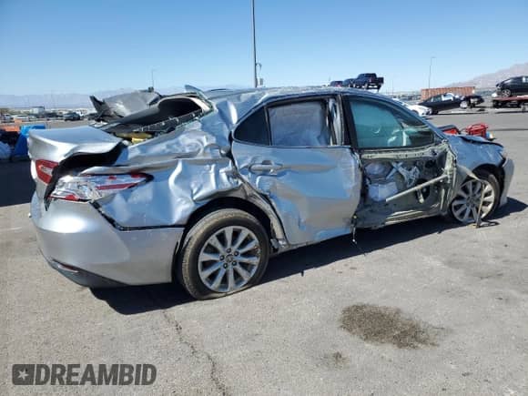 2020 Toyota Camry LE z VIN 4T1C11AK9LU979252, wystawiony jako Copart lot #82116635 z przebiegiem 69 969 mil mil oraz Szkoda całkowita • Salvage title. Historia ofert i sprzedaży dostępna na DreamBid. Obrazek 3.