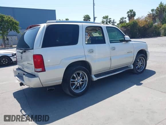 2004 Cadillac Escalade z VIN 1GYEK63N74R300804, wystawiony jako IAAI lot #42442858 z przebiegiem Nie podano mil oraz . Historia ofert i sprzedaży dostępna na DreamBid. Obrazek 4.