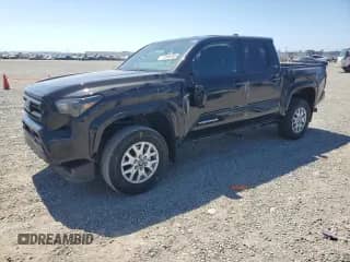 2024 Toyota Tacoma SR5 с VIN 3TMKB5FN1RM019752, выставлен на аукционе Copart как лот 71546595 с пробегом 23 192 миль миль и Списание • Salvage title. История ставок и продаж доступна на DreamBid. Изображение 1.