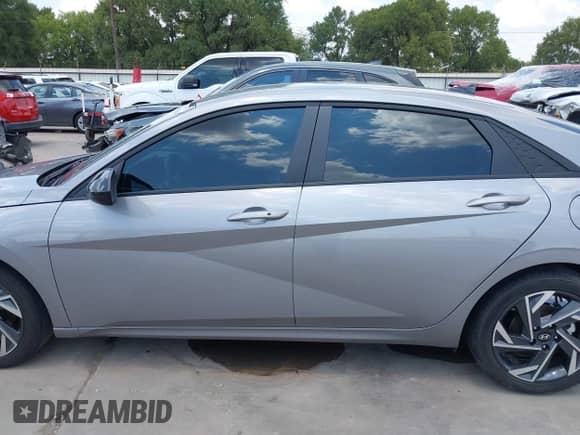 2025 Hyundai Elantra SEL Sport z VIN KMHLM4DG3SU976667, wystawiony jako IAAI lot #43045130 z przebiegiem 1 440 mil mil oraz . Historia ofert i sprzedaży dostępna na DreamBid. Obrazek 15.