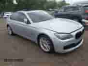 2012 BMW 7 Series 750i xDrive z VIN WBAKC6C58CC396561, wystawiony jako IAAI lot #42700568 z przebiegiem 135 433 mil mil oraz . Historia ofert i sprzedaży dostępna na DreamBid. Obrazek 1.