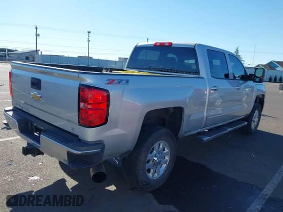 2015 Chevrolet Silverado 2500HD LT z VIN 1GC1KVE83FF653342, wystawiony jako IAAI lot #41970275 z przebiegiem 130 535 mil mil oraz . Historia ofert i sprzedaży dostępna na DreamBid. Obrazek 4.