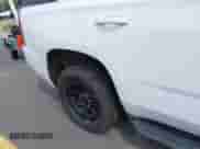 2018 Chevrolet Tahoe Commercial z VIN 1GNLCDEC4JR223676, wystawiony jako IAAI lot #43327555 z przebiegiem 208 566 mil mil oraz . Historia ofert i sprzedaży dostępna na DreamBid. Obrazek 6.