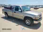 2002 Chevrolet Silverado 2500 LS z VIN 1GCGC24U92Z104516, wystawiony jako Copart lot #61441735 z przebiegiem 263 593 mil mil oraz Czysty tytuł • Clean title. Historia ofert i sprzedaży dostępna na DreamBid. Obrazek 4.