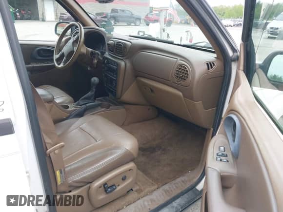 2002 Chevrolet TrailBlazer LTZ z VIN 1GNDT13S622278069, wystawiony jako IAAI lot #42296553 z przebiegiem 144 037 mil mil oraz . Historia ofert i sprzedaży dostępna na DreamBid. Obrazek 5.