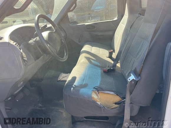 2001 Ford F-150 XL z VIN 1FTRF17W61KA53619, wystawiony jako IAAI lot #43578589 z przebiegiem 295 829 mil mil oraz . Historia ofert i sprzedaży dostępna na DreamBid. Obrazek 7.