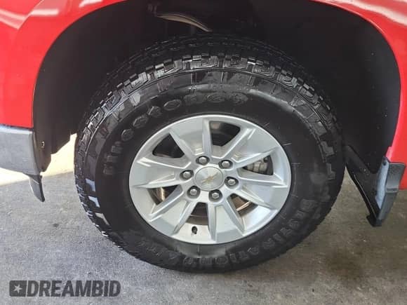 2024 Chevrolet Silverado 1500 LT z VIN 1GCRDDEK1RZ155405, wystawiony jako IAAI lot #43540237 z przebiegiem 50 431 mil mil oraz . Historia ofert i sprzedaży dostępna na DreamBid. Obrazek 9.