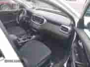 2018 Kia Sorento LX z VIN 5XYPGDA56JG367590, wystawiony jako IAAI lot #42981440 z przebiegiem 140 964 mil mil oraz . Historia ofert i sprzedaży dostępna na DreamBid. Obrazek 5.