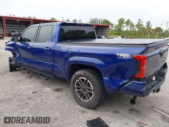 2024 Toyota Tacoma SR5 z VIN 3TYLB5JN8RT056829, wystawiony jako IAAI lot #43202811 z przebiegiem 5 867 mil mil oraz . Historia ofert i sprzedaży dostępna na DreamBid. Obrazek 3.