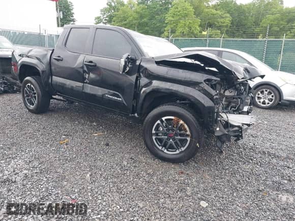 2024 Toyota Tacoma SR5 z VIN 3TMLB5JN4RM025895, wystawiony jako IAAI lot #42309915 z przebiegiem 23 530 mil mil oraz . Historia ofert i sprzedaży dostępna na DreamBid. Obrazek 1.