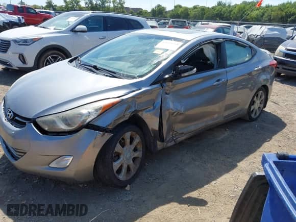 2013 Hyundai Elantra GLS z VIN KMHDH4AE8DU671714, wystawiony jako IAAI lot #43089358 z przebiegiem 224 429 mil mil oraz . Historia ofert i sprzedaży dostępna na DreamBid. Obrazek 2.