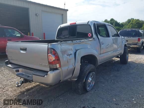 2010 Toyota Tacoma PreRunner z VIN 3TMJU4GN0AM095417, wystawiony jako IAAI lot #42834140 z przebiegiem 166 741 mil mil oraz . Historia ofert i sprzedaży dostępna na DreamBid. Obrazek 6.