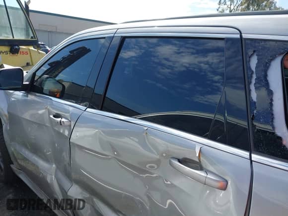 2015 Jeep Grand Cherokee SRT z VIN 1C4RJFDJ0FC237833, wystawiony jako IAAI lot #41342190 z przebiegiem 129 518 mil mil oraz . Historia ofert i sprzedaży dostępna na DreamBid. Obrazek 14.