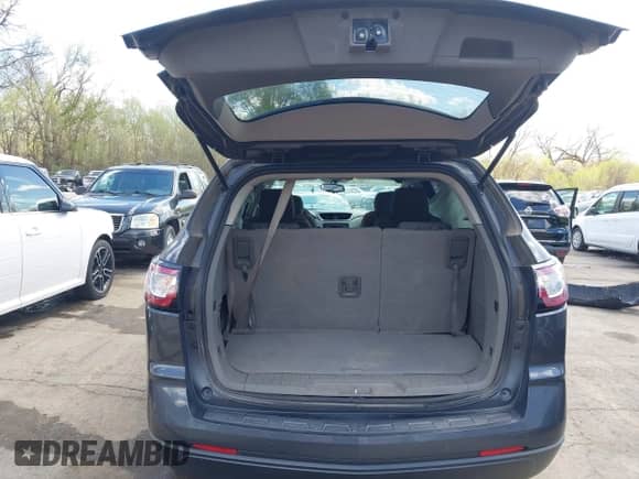 2013 Chevrolet Traverse LT z VIN 1GNKRGKD4DJ128028, wystawiony jako IAAI lot #42000318 z przebiegiem 188 812 mil mil oraz . Historia ofert i sprzedaży dostępna na DreamBid. Obrazek 17.