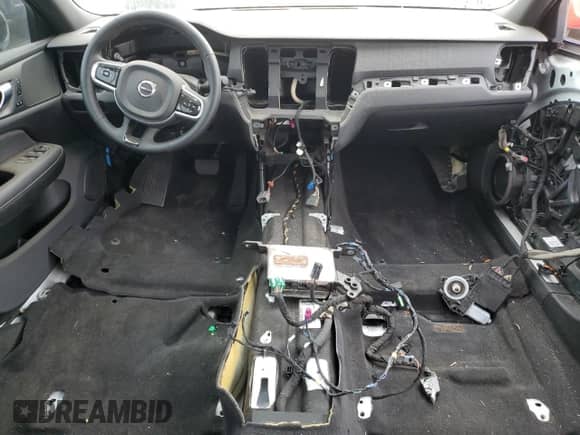 2024 Volvo S60 Plus Black Edition z VIN 7JRL12FHXRG281975, wystawiony jako Copart lot #52827945 z przebiegiem Nie podano mil oraz Szkoda całkowita • Salvage title. Historia ofert i sprzedaży dostępna na DreamBid. Obrazek 8.