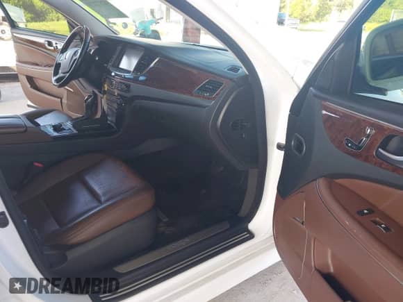 2015 Hyundai Equus Signature z VIN KMHGH4JHXFU093545, wystawiony jako IAAI lot #42572274 z przebiegiem 67 295 mil mil oraz . Historia ofert i sprzedaży dostępna na DreamBid. Obrazek 5.