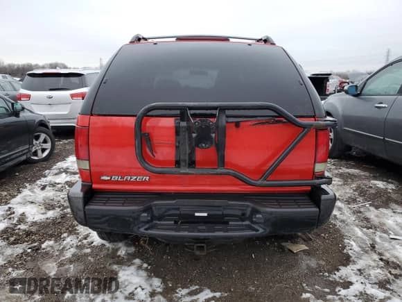 2001 Chevrolet Blazer LS z VIN 1GNCT18WX1K246960, wystawiony jako Copart lot #85066144 z przebiegiem 133 157 mil mil oraz Szkoda całkowita • Salvage title. Historia ofert i sprzedaży dostępna na DreamBid. Obrazek 6.