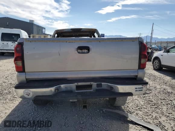 2004 Chevrolet Silverado 2500HD LS z VIN 1GCHK231X4F137978, wystawiony jako Copart lot #66332815 z przebiegiem Nie podano mil oraz Nie do naprawy • Non repairable. Historia ofert i sprzedaży dostępna na DreamBid. Obrazek 6.