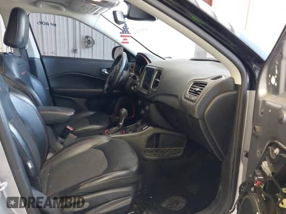 2020 Jeep Compass Trailhawk с VIN 3C4NJDDB3LT163111, выставлен на аукционе IAAI как лот 42343776 с пробегом 98 493 миль миль и . История ставок и продаж доступна на DreamBid. Изображение 5.